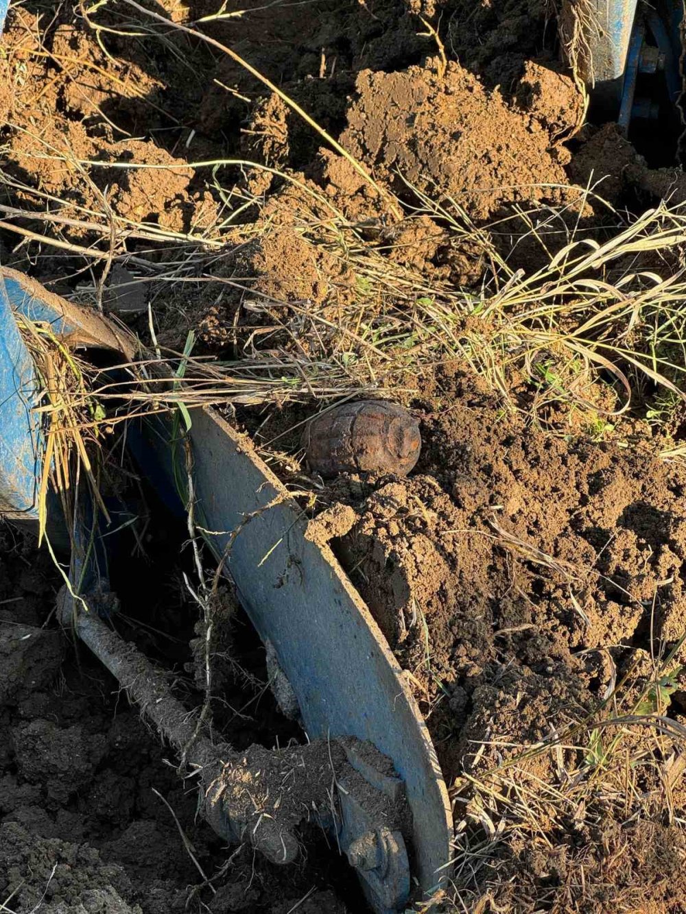 Tarlayı Süren Çiftçi Patlamamış El Bombası Buldu