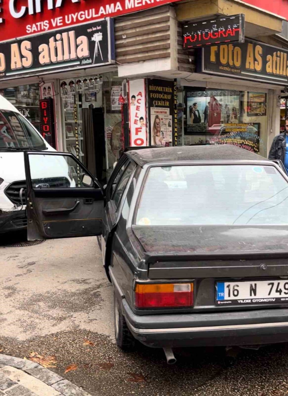 Hafif Ticari Araç Otomobille Çarpıştı: 2 Yaralı