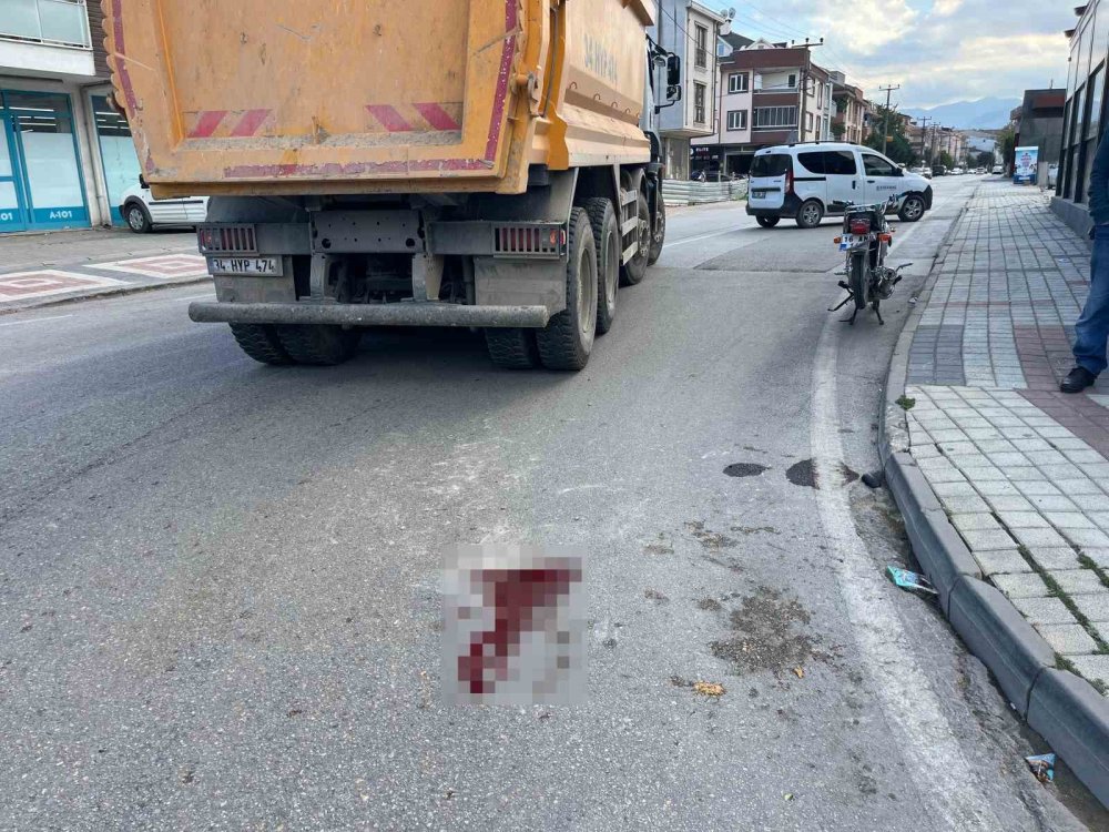 Kamyonla Çarpışan Motosikletli Genç Hayatını Kaybetti