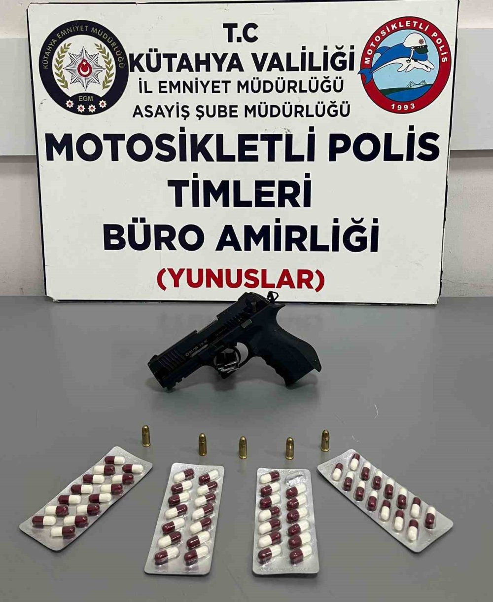 Silah Ve Uyuşturucu Bulunan Araçtaki 2 Kişi Gözaltına Alındı