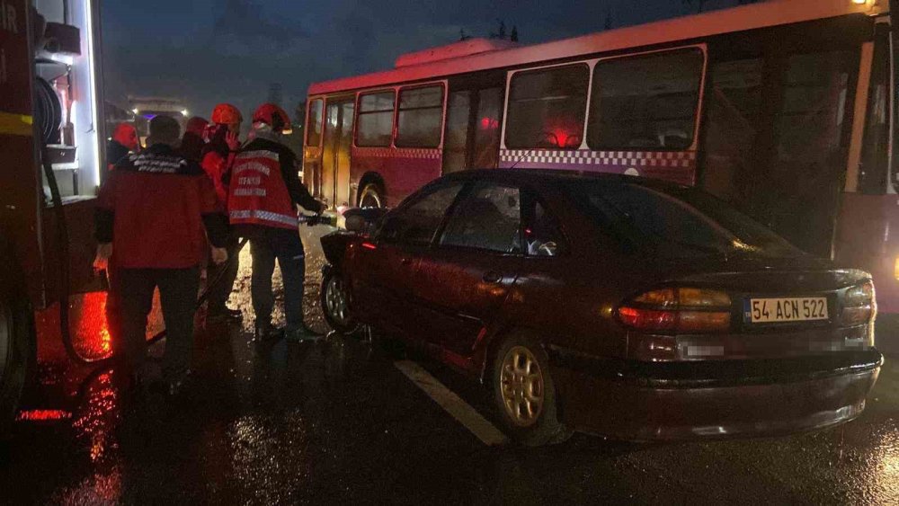 Otomobil İle Servis Midibüsü Çarpıştı: 4 Yaralı