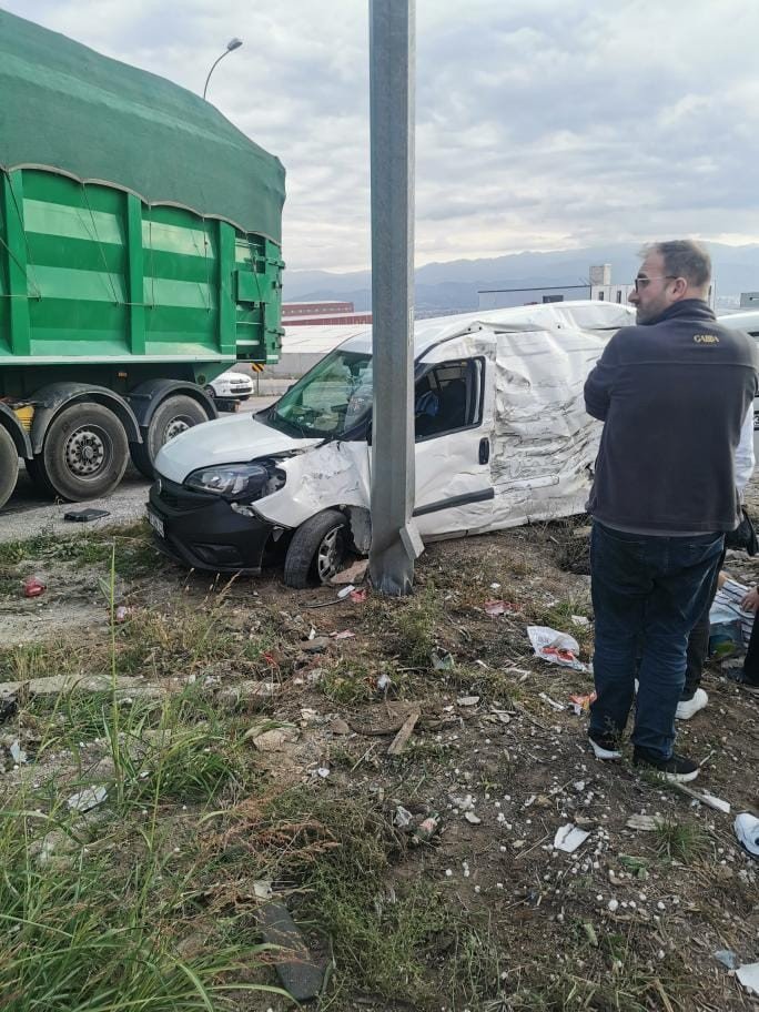 Tır İle Otomobilin Çarpıştığı Kazada Sürücüler Yaralandı