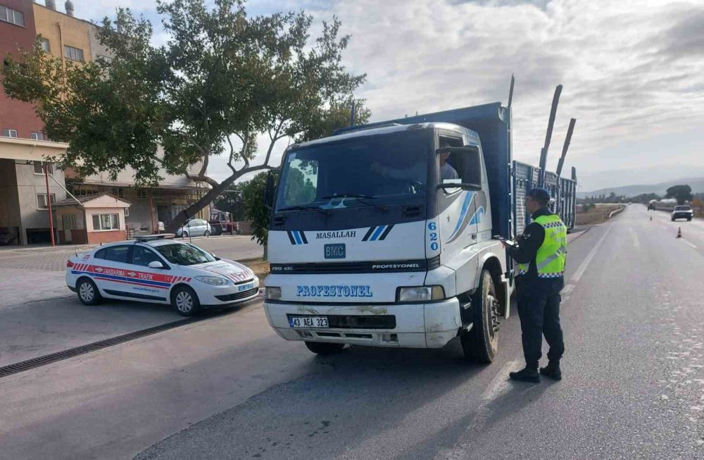 Jandarma Trafik Timleri, Yük Ve Yolcu Taşıyan Araçları Denetlendi