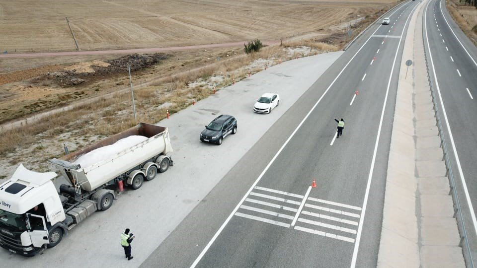 Jandarma Trafik Timleri, Yük Ve Yolcu Taşıyan Araçları Denetlendi