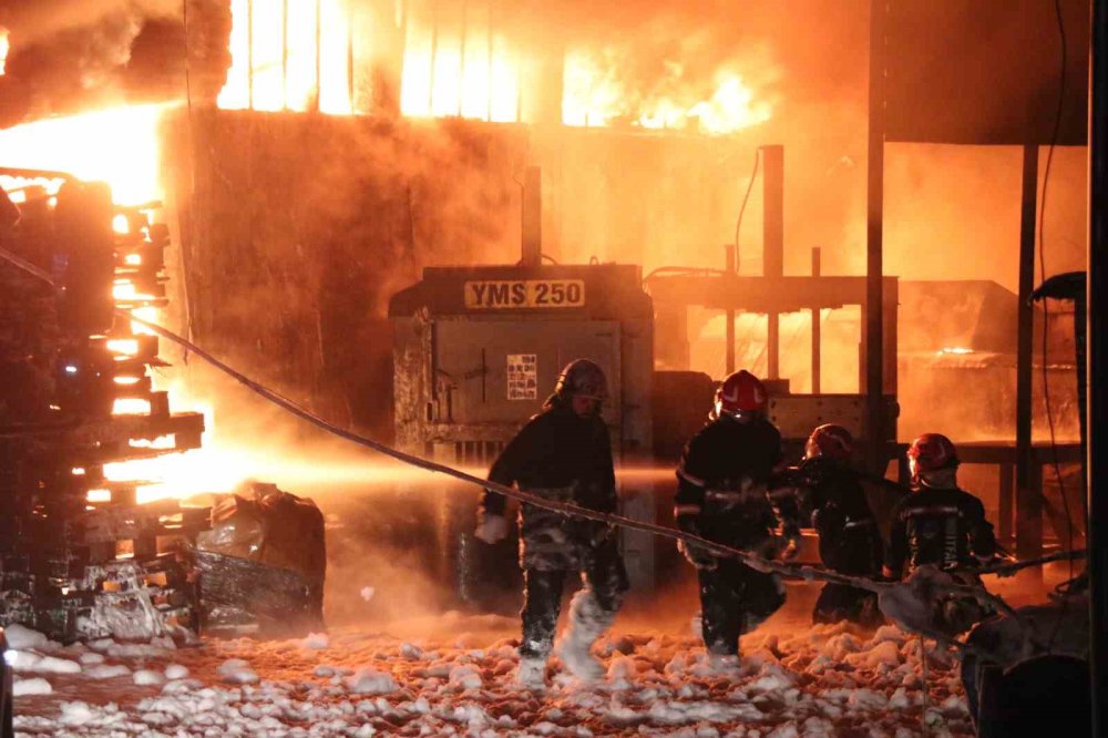 Kauçuk Fabrikasında Başlayan Yangın Beraberinde 4 İş Yerini Daha Kül Etti