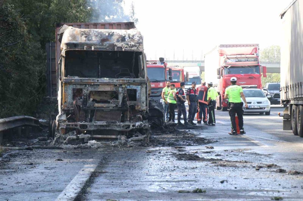 Kazada Alev Topuna Dönen Tırda Ağır Yaralanan Sürücü Hayatını Kaybetti