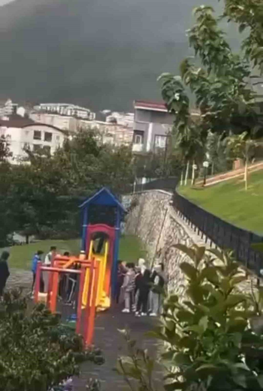 Çocuk Parkında Kaydırağı Yakıp Sohbet Ettiler