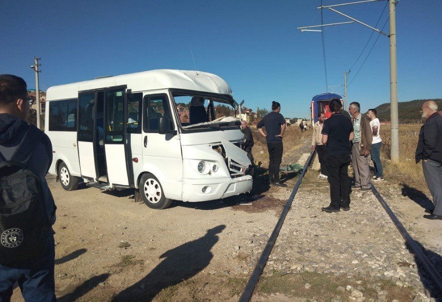 Öğrenci Servisi Trenin Arka Vagonuna Çarptı