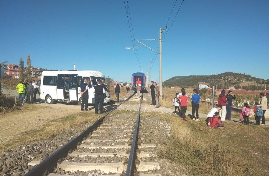 Öğrenci Servisi Trenin Arka Vagonuna Çarptı