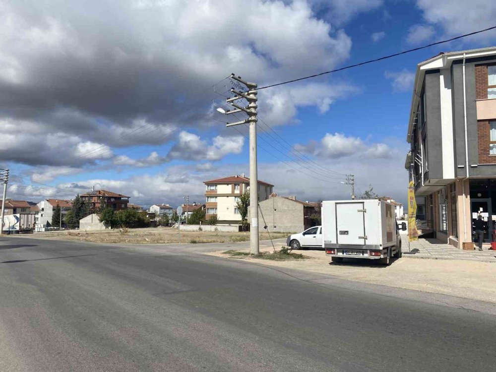 5 Metrelik Direği Yola Devirdi, Bisiklet Sürücüsü Son Anda Kurtuldu