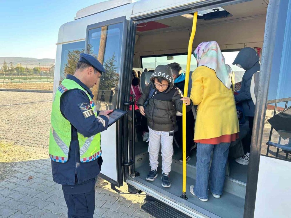 Jandarma Trafik Timleri, Okul Servis Araçlarını Denetledi