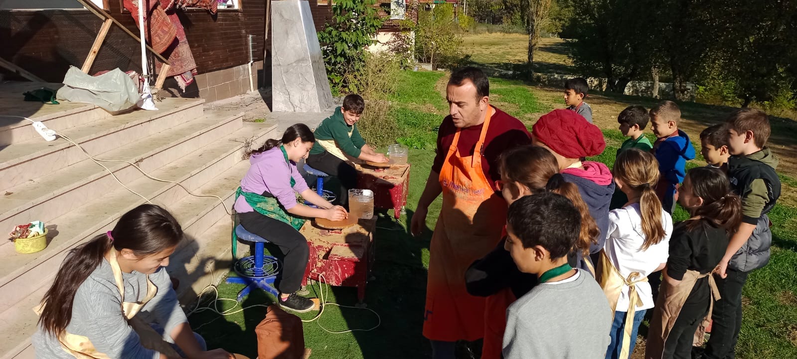 minik-ogrenciler-kollari-sivadi-comlek-yapti-2.jpg