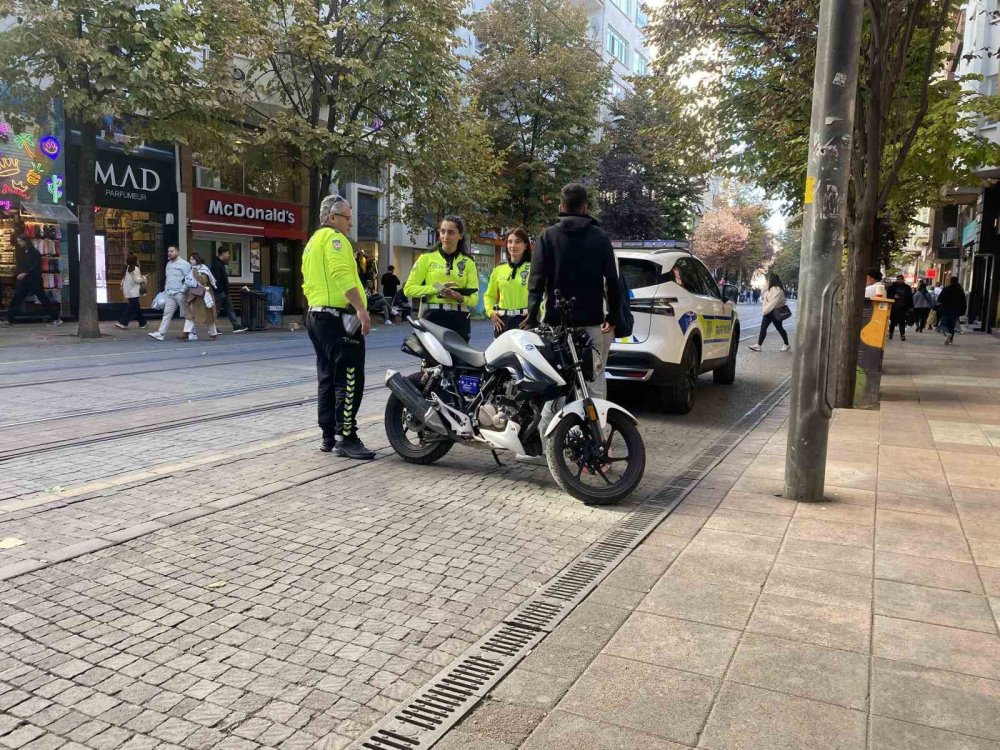 Motosikletli Ceza Yememek İçin Polisten Kaçtı