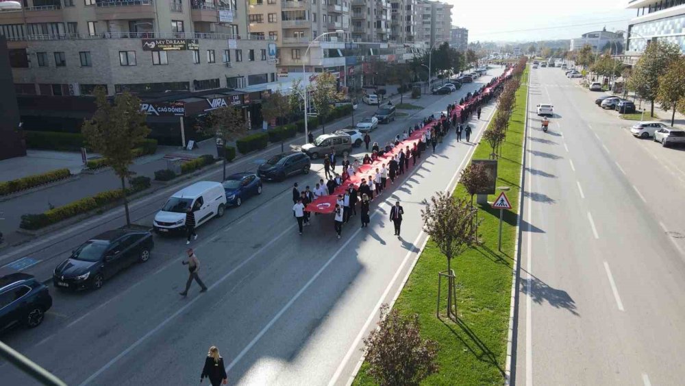 Öğrencilerden Teröre Lanet, "Yaşasın Cumhuriyet" Yürüyüşü