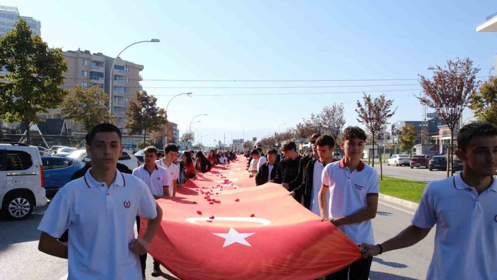 Öğrencilerden Teröre Lanet, "Yaşasın Cumhuriyet" Yürüyüşü