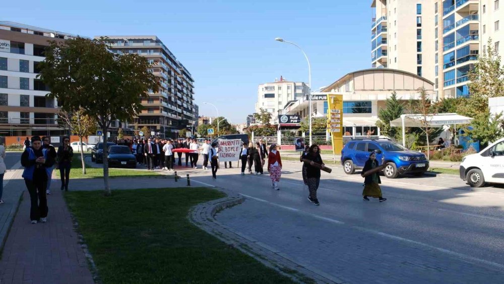 Öğrencilerden Teröre Lanet, "Yaşasın Cumhuriyet" Yürüyüşü