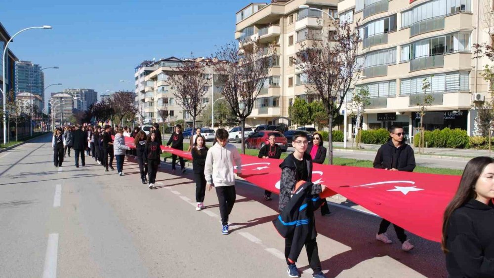 Öğrencilerden Teröre Lanet, "Yaşasın Cumhuriyet" Yürüyüşü