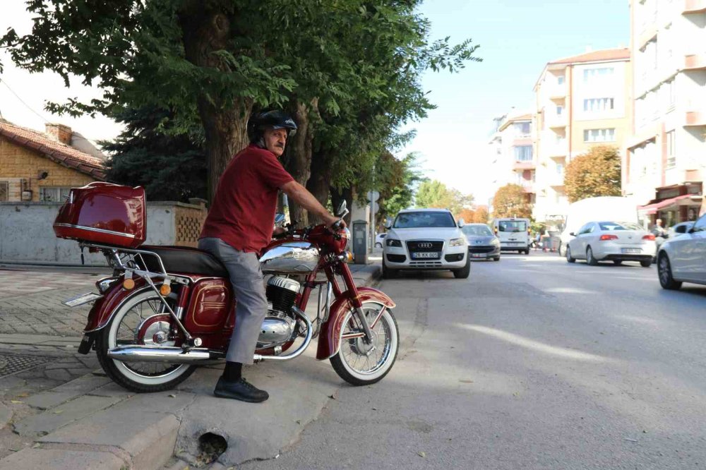 42 Yıldır Kullandığı Motosikletini Oğlundan Dahi Kıskanıyor