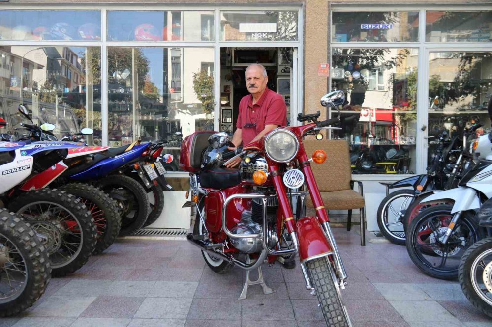 42 Yıldır Kullandığı Motosikletini Oğlundan Dahi Kıskanıyor