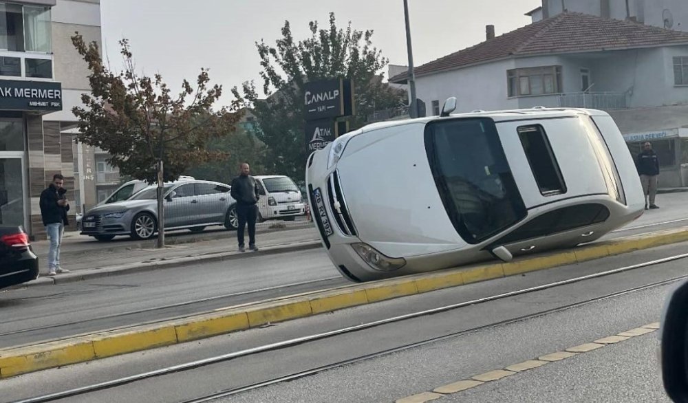 Devrilen Otomobil Tramvay Seferlerini Aksattı