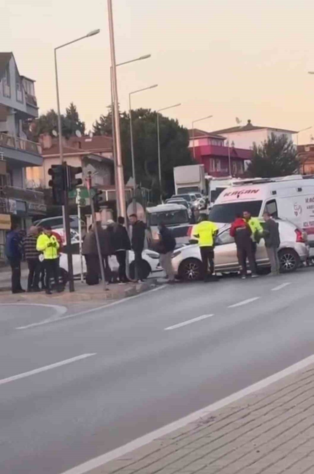 Ters Yönden İlerleyen Ambulans Otomobile Çarptı