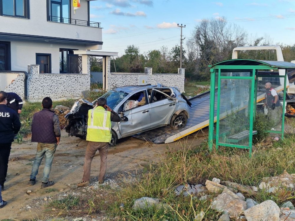 Kontrolden Çıkan Otomobil Takla Attı: 3 Ağır Yaralı