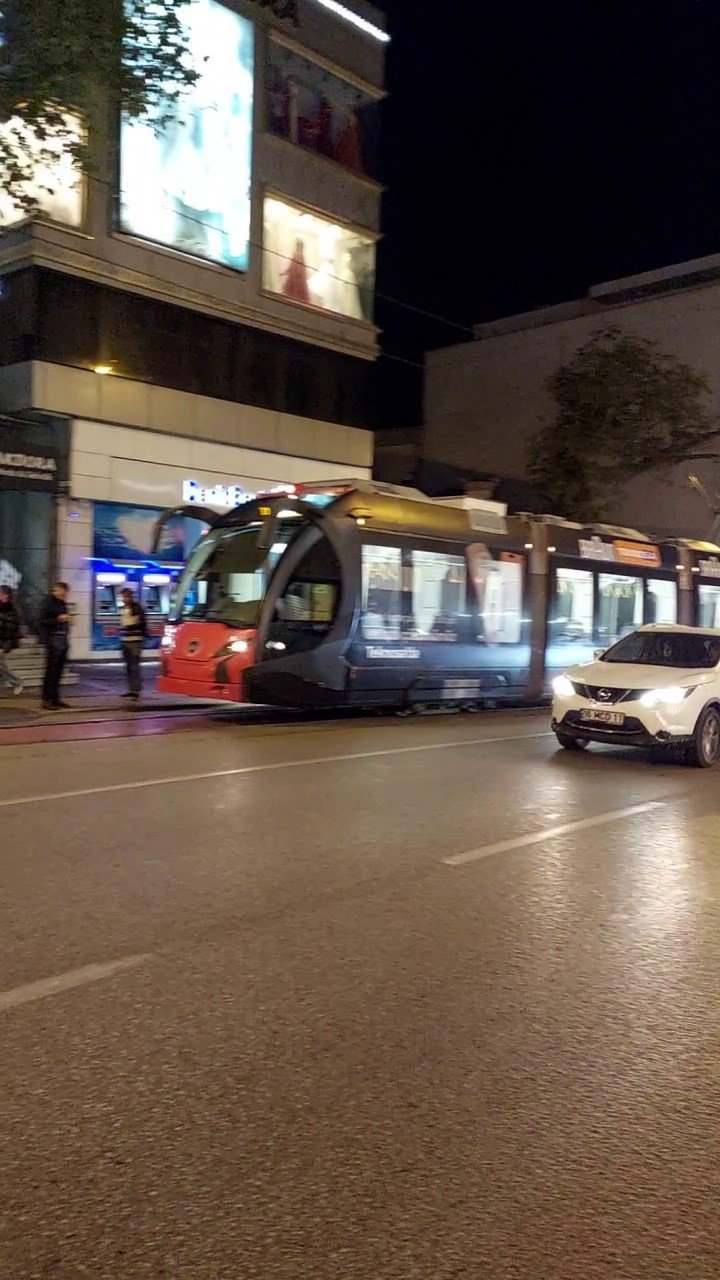 Tramvay Yoluna Park Etti, Seferler Aksadı