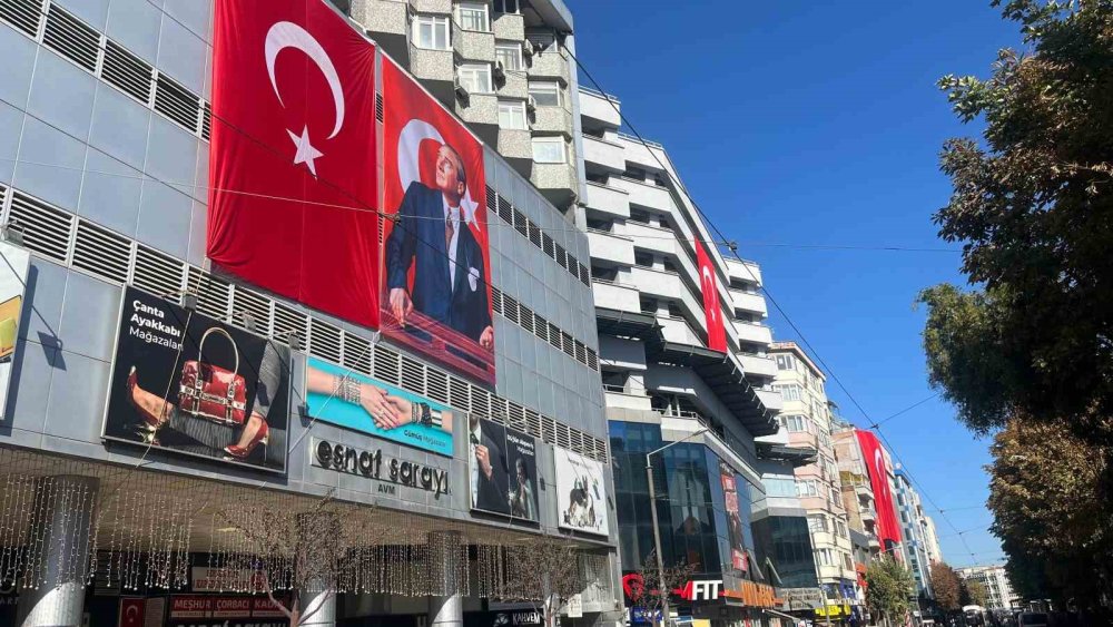 Dükkanların Önü Türk Bayrakları İle Donatıldı