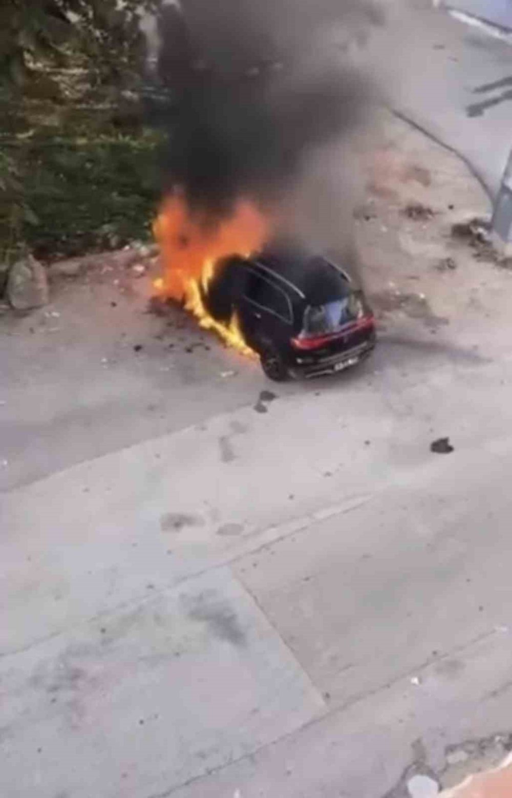 Mercedes Elektrikli Cip Park Halinde Alev Topuna Döndü