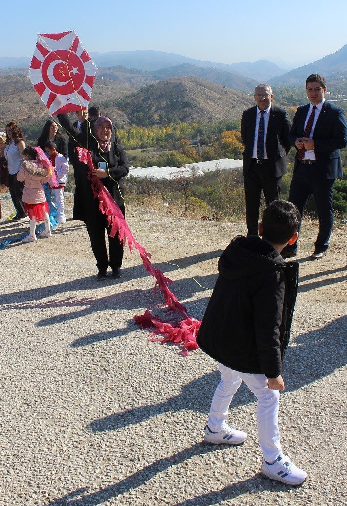 Cumhuriyetin 101’nci Yılına Özel Çocuklara 101 Adet Uçurtma Dağıtıldı