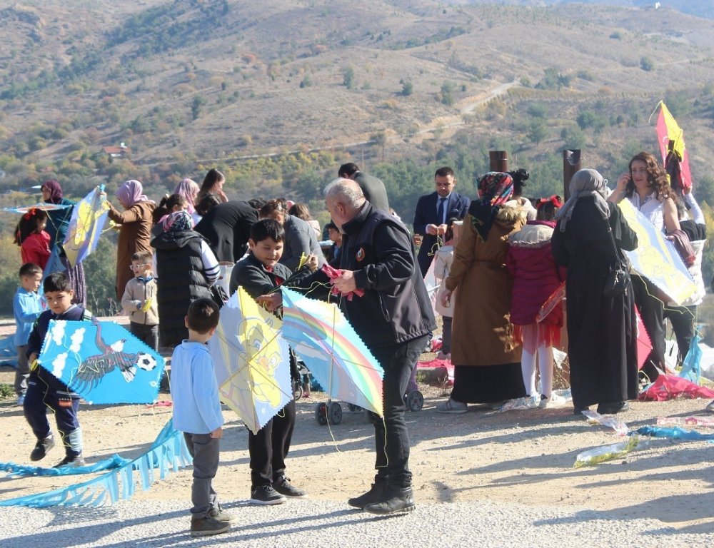 Cumhuriyetin 101’nci Yılına Özel Çocuklara 101 Adet Uçurtma Dağıtıldı