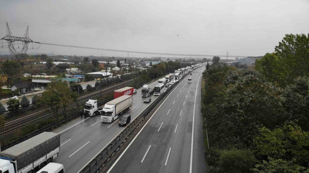 Otoyolda Makaslayan Tıra Yolcu Otobüsü Çarptı: Kilometrelerce Araç Kuyruğu Oluştu