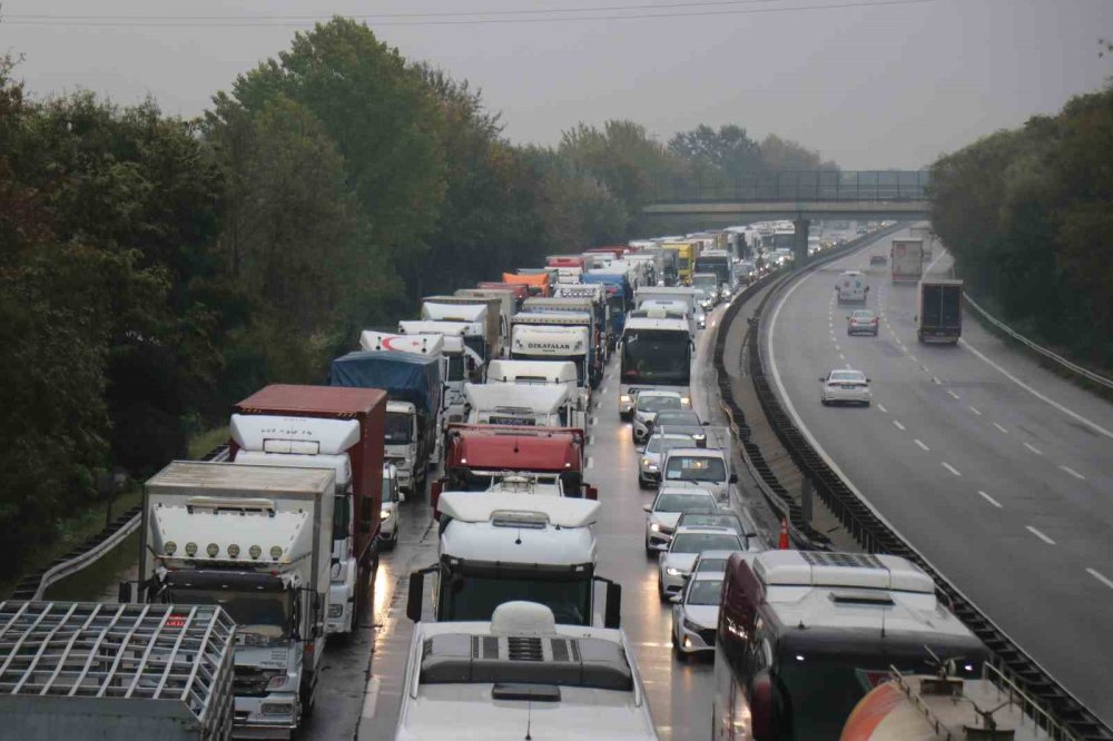 Otoyolda Makaslayan Tıra Yolcu Otobüsü Çarptı: Kilometrelerce Araç Kuyruğu Oluştu