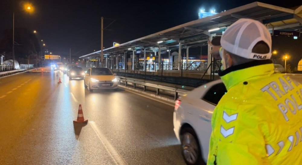 Uygulama Noktasında Polis Memurunun Alkollü Sürücü İle İmtihanı Kamerada