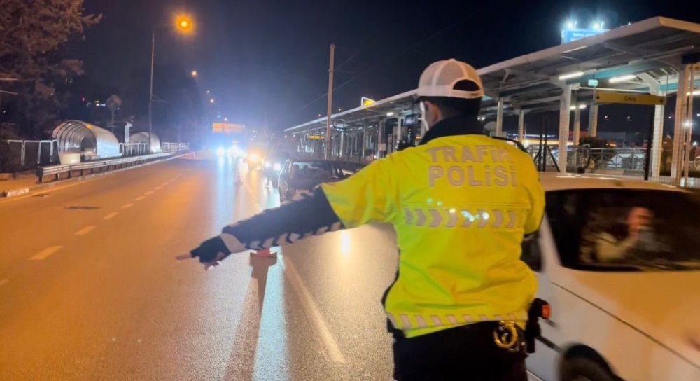 Uygulama Noktasında Polis Memurunun Alkollü Sürücü İle İmtihanı Kamerada