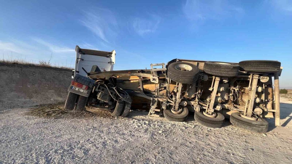 2 Araca Çarpmamak İsterken Tırı Devirdi