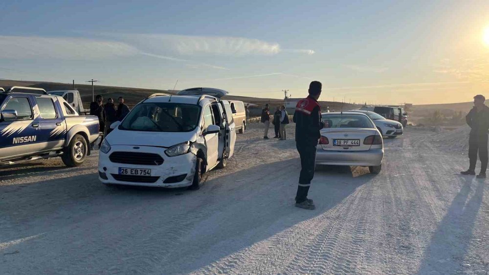 2 Araca Çarpmamak İsterken Tırı Devirdi