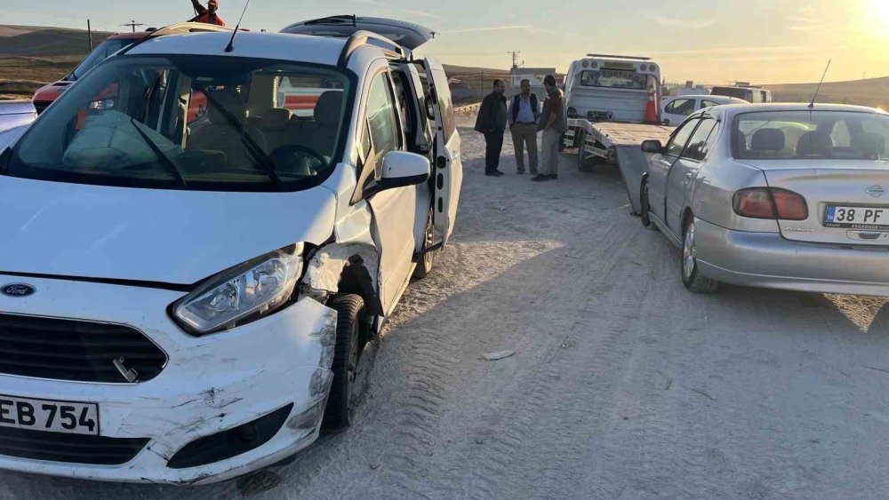 2 Araca Çarpmamak İsterken Tırı Devirdi