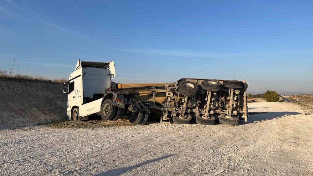 2 Araca Çarpmamak İsterken Tırı Devirdi