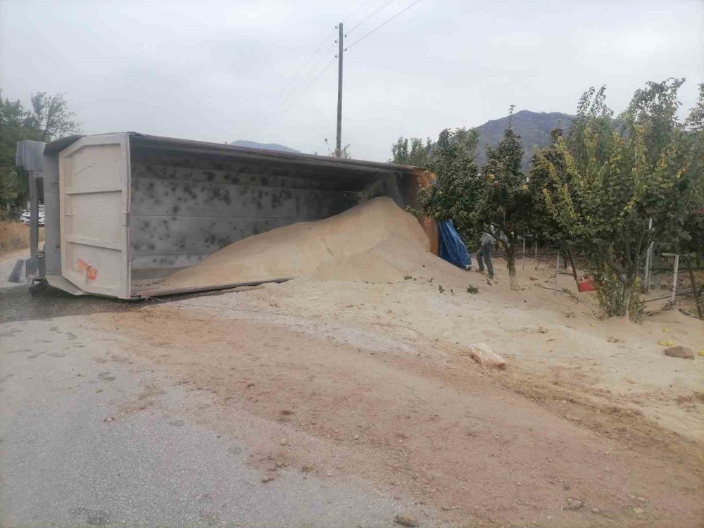 Virajı Alamayan Kamyon Devrilirken, Sürücüsü Yaralandı