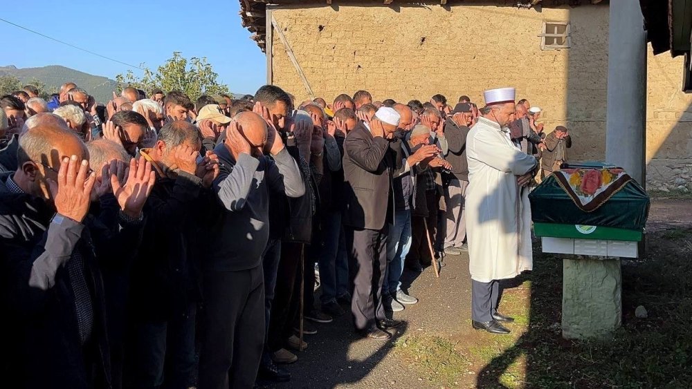 Ahşap Evde Çıkan Yangında Hayatını Kaybeden Kadın Son Yolculuğuna Uğurlandı