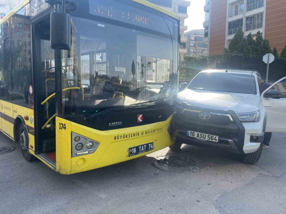 Belediye Otobüsü Kamyonetle Çarpıştı