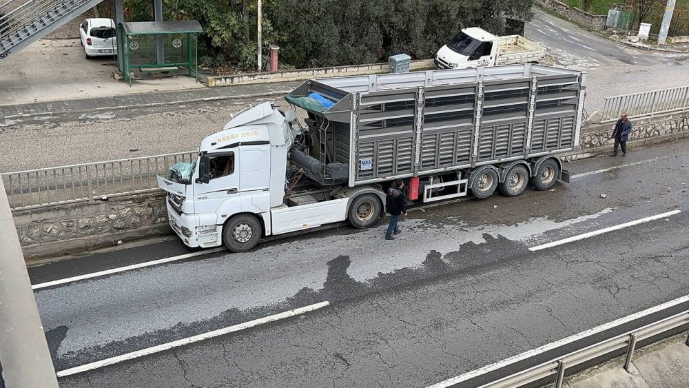 Kamyonun Sıkıştırıp Yoldan Çıkarttığı Tır, Beton Bariyerlere Çarptı