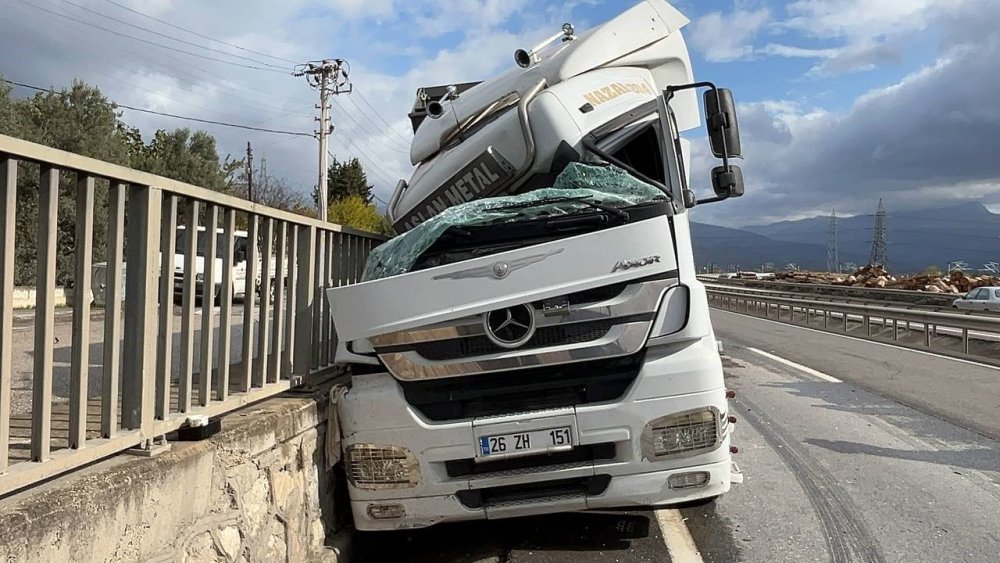 Kamyonun Sıkıştırıp Yoldan Çıkarttığı Tır, Beton Bariyerlere Çarptı