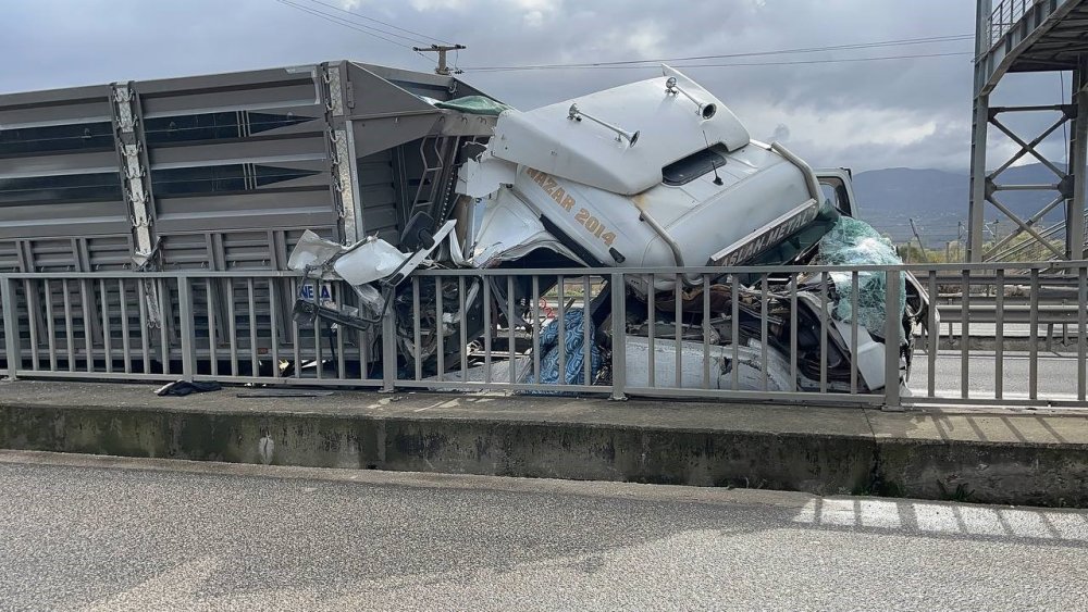 Kamyonun Sıkıştırıp Yoldan Çıkarttığı Tır, Beton Bariyerlere Çarptı