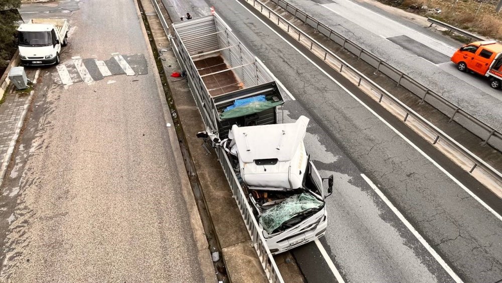 Kamyonun Sıkıştırıp Yoldan Çıkarttığı Tır, Beton Bariyerlere Çarptı