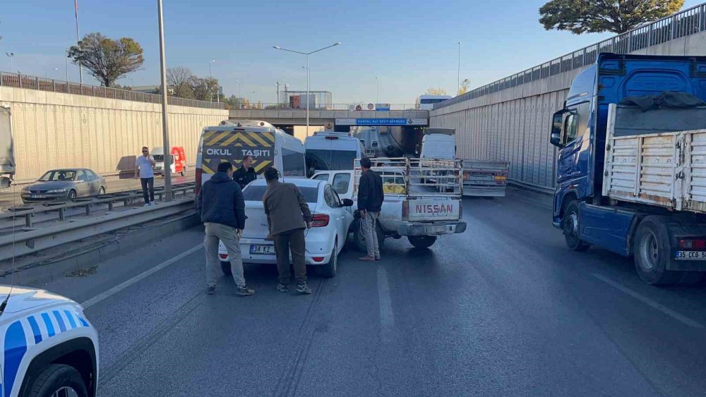 5 Aracın Karıştığı Zincirleme Trafik Kazasında 1 Kişi Yaralandı