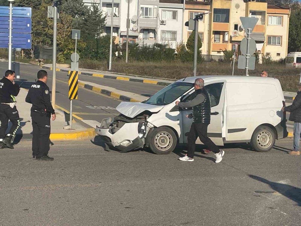 Hafif Ticari Araçla Çarpışan Otomobil Devrildi: 1 Yaralı