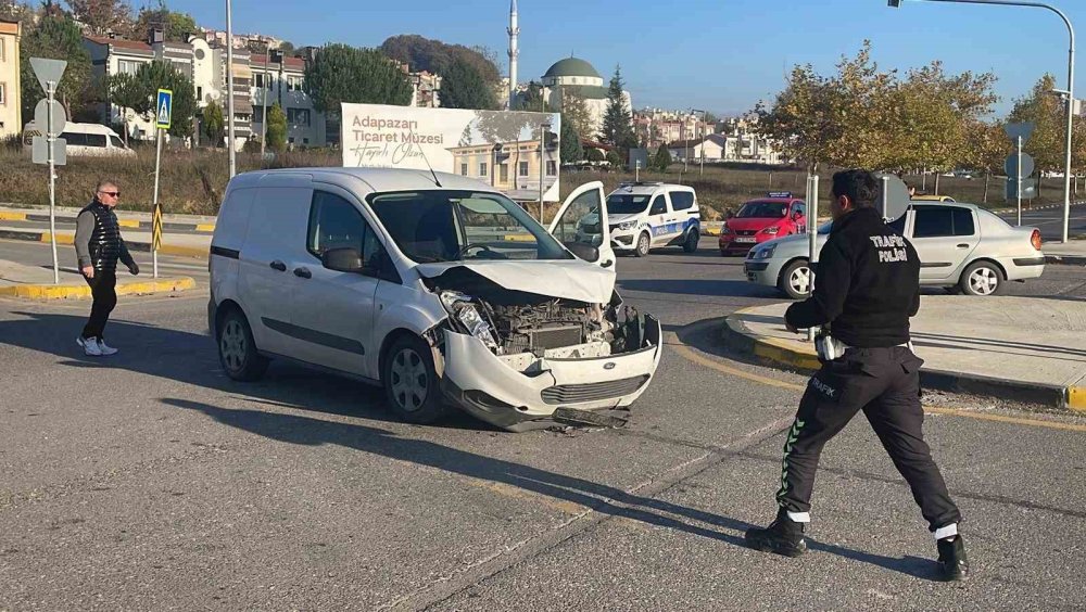 Hafif Ticari Araçla Çarpışan Otomobil Devrildi: 1 Yaralı