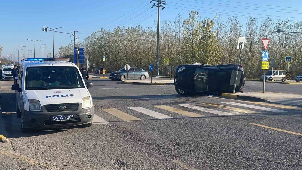 Hafif Ticari Araçla Çarpışan Otomobil Devrildi: 1 Yaralı